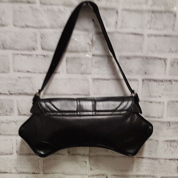 Sophisticated Black Leather Shoulder Bag with Silver Clasp - Picture 3 of 6